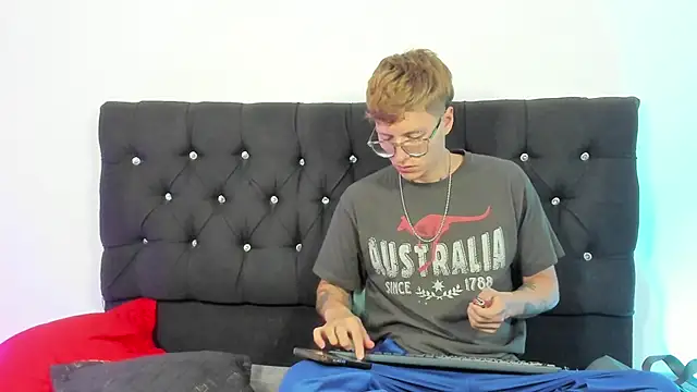 A sexy couple   online show from October 5, 2025, 1:59 am