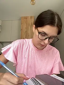 little belucci online show from September 12, 2025, 10:04 am