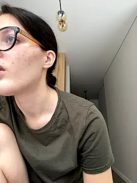 little belucci online show from November 6, 2025, 10:38 am