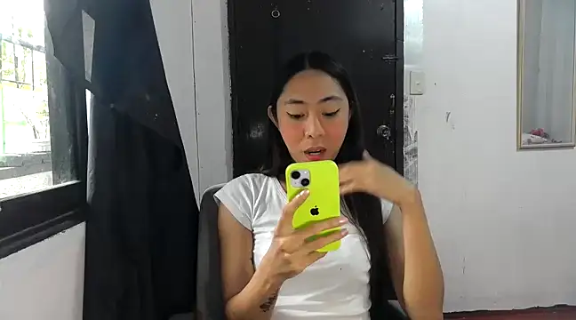 Snapshot of ErikaJayne4u chatting on January 7, 2025, 4:39 am ErikaJayne4u online show from January 7, 2025, 4:39 am