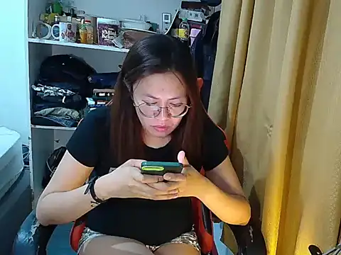 Snapshot of crizzybel chatting on April 21, 2026, 4:23 pm crizzybel online show from April 21, 2026, 4:23 pm