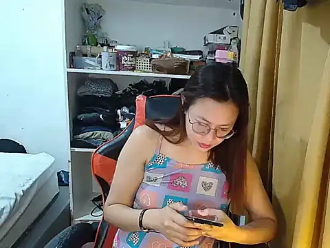 Snapshot of crizzybel chatting on May 4, 2026, 6:48 pm crizzybel online show from May 4, 2026, 6:48 pm