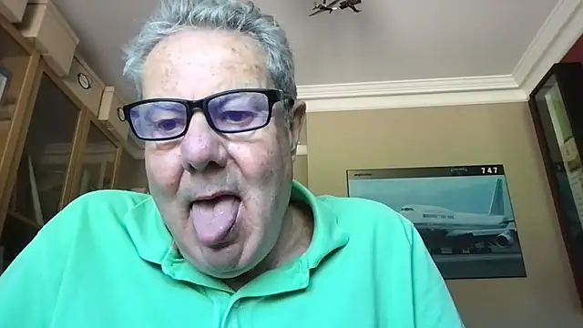 Snapshot of Oldpistolpete chatting on May 9, 2026, 11:15 am Oldpistolpete online show from May 9, 2026, 11:15 am