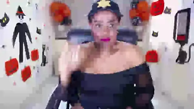 EvaFoxter online show from October 28, 2025, 4:31 pm