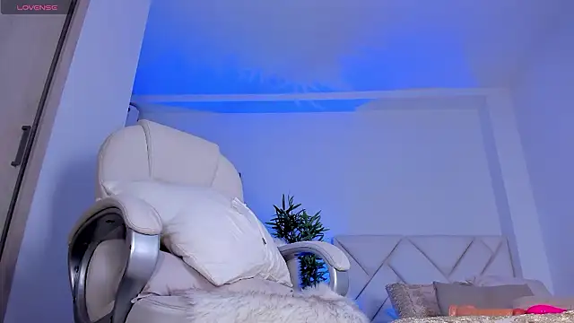 NiaBennet  online show from December 6, 2024, 1:51 am