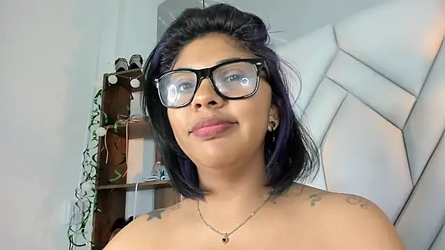 Snapshot of MirandaHaguen chatting on December 18, 2024, 9:51 pm MirandaHaguen online show from December 18, 2024, 9:51 pm