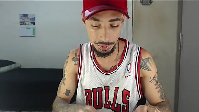 Snapshot of emiliano_hottt chatting on April 27, 2026, 1:53 pm emiliano hottt online show from April 27, 2026, 1:53 pm
