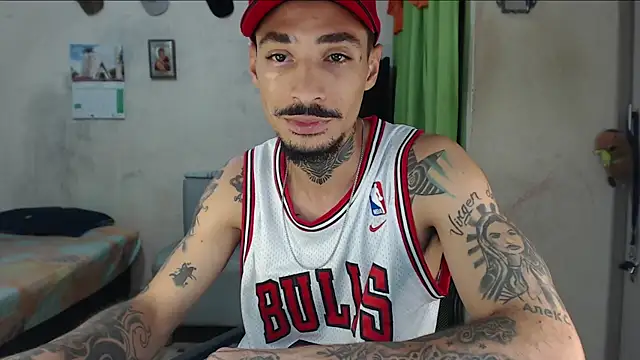 Snapshot of emiliano_hottt chatting on July 26, 2026, 1:18 pm emiliano hottt online show from July 26, 2026, 1:18 pm
