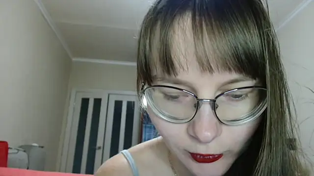 KiraGoldens online show from November 27, 2025, 6:26 am