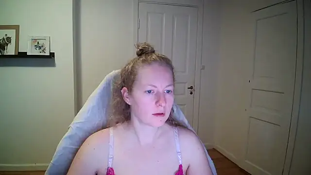 Snapshot of Girlnina-1995 chatting on October 13, 2025, 7:08 am Girlnina-1995 online show from October 13, 2025, 7:08 am