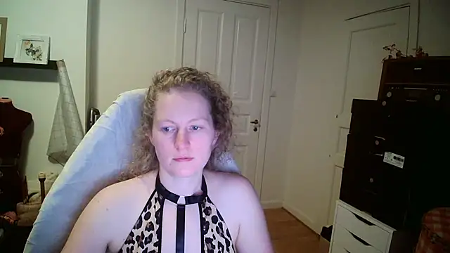 Girlnina-1995 online show from December 15, 2025, 7:18 pm