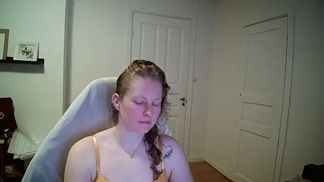 Girlnina-1995 online show from March 9, 2026, 7:56 am