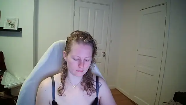 Girlnina-1995 online show from March 12, 2026, 9:59 am