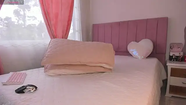 whitneyhot online show from September 19, 2025, 11:22 am