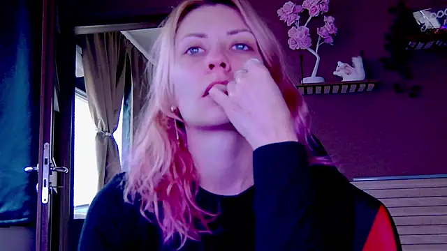 karo123421 online show from December 3, 2025, 10:13 am