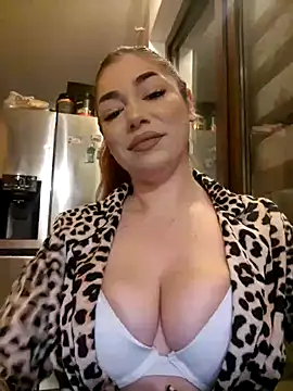Snapshot of Ella_sweety chatting on January 3, 2025, 9:15 pm Ella sweety online show from January 3, 2025, 9:15 pm