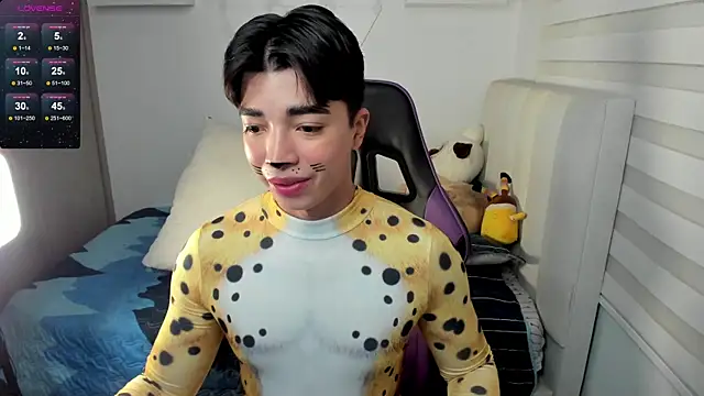 santy7v7 online show from October 31, 2025, 1:23 pm