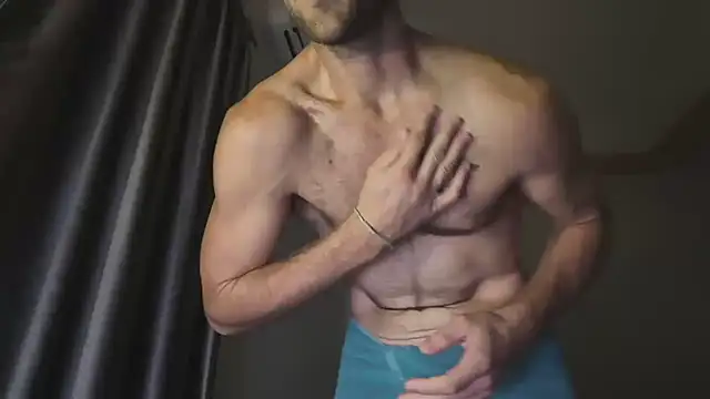 Snapshot of lukegunn chatting on September 28, 2025, 10:37 pm lukegunn online show from September 28, 2025, 10:37 pm