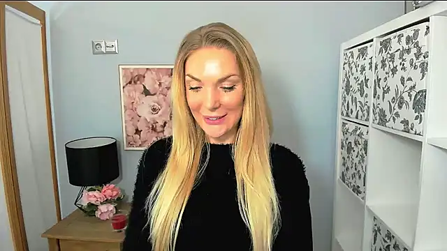 AulloraHoney online show from January 3, 2025, 9:15 am