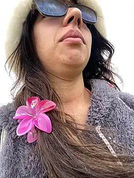 Maggie Fox3 online show from April 13, 2026, 4:34 pm