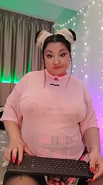 Larissa K online show from December 17, 2025, 3:18 pm