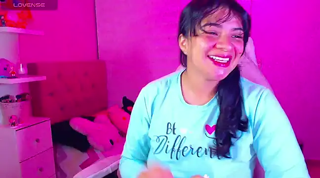 Snapshot of Vannessa__Shy chatting on December 6, 2024, 2:57 am Vannessa Shy online show from December 6, 2024, 2:57 am