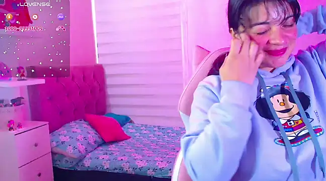 Snapshot of Vannessa__Shy chatting on December 21, 2024, 1:42 pm Vannessa Shy online show from December 21, 2024, 1:42 pm