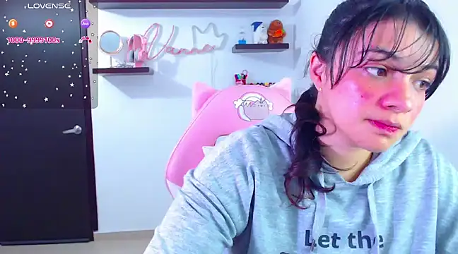 Snapshot of Vannessa__Shy chatting on February 5, 2025, 4:25 pm Vannessa Shy online show from February 5, 2025, 4:25 pm