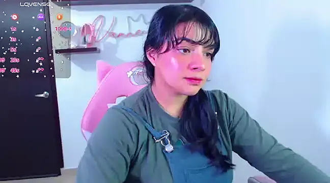 Snapshot of Vannessa__Shy chatting on February 9, 2025, 9:28 pm Vannessa Shy online show from February 9, 2025, 9:28 pm