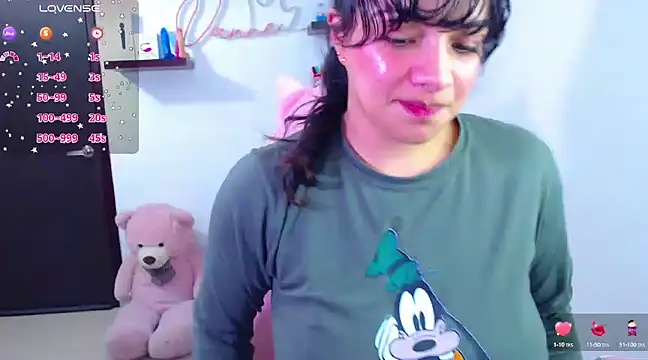 Snapshot of Vannessa__Shy chatting on March 4, 2025, 11:00 pm Vannessa Shy online show from March 4, 2025, 11:00 pm