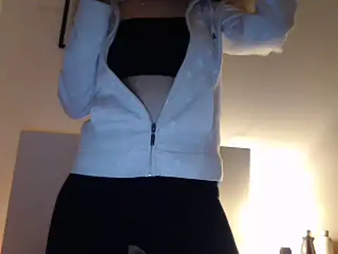 ocean eyess  online show from November 30, 2025, 6:56 pm