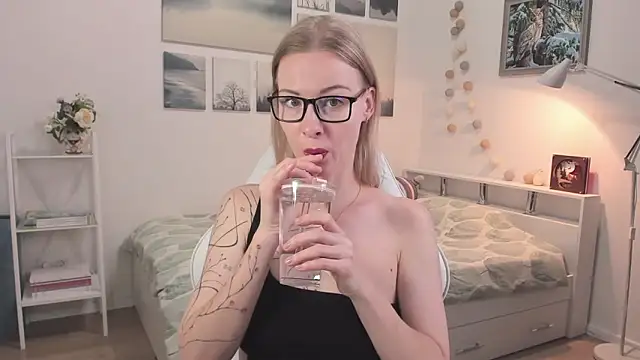 MissRightX online show from November 4, 2025, 10:47 am