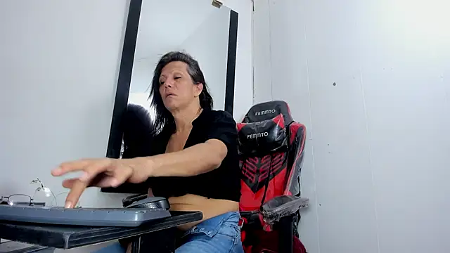 Cleopatra Trans online show from November 7, 2025, 6:52 pm