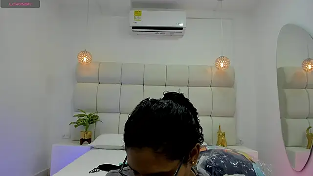 DanielleEvans  online show from October 27, 2025, 11:36 am