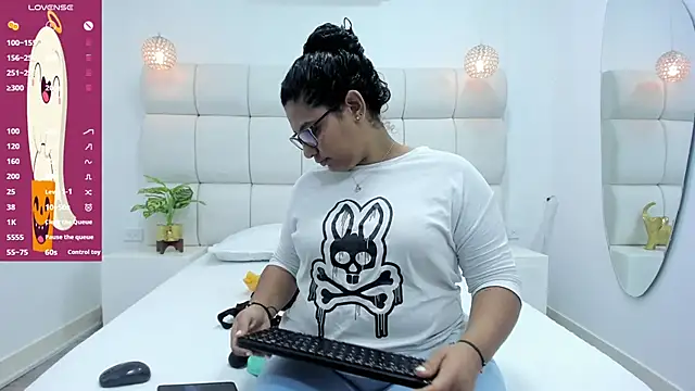 DanielleEvans  online show from October 29, 2025, 11:23 am