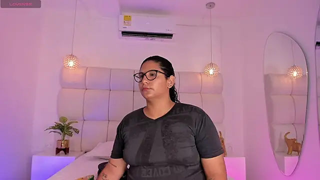 DanielleEvans  online show from November 8, 2025, 11:21 am