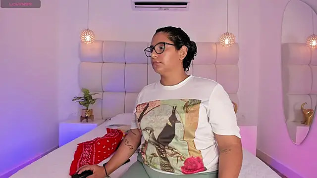 DanielleEvans  online show from November 21, 2025, 11:20 am