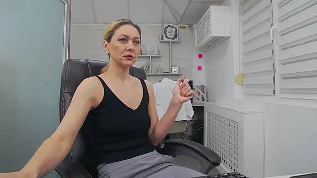 EllaMilf  online show from November 9, 2025, 4:49 pm