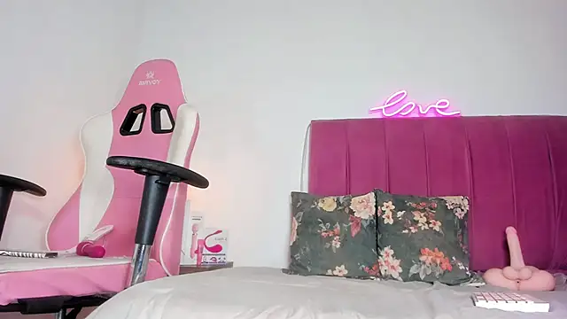 Valentinamolina  online show from June 26, 2026, 8:02 pm