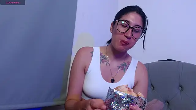 Snapshot of Red-moon1 chatting on October 9, 2025, 3:26 am Red-moon1 online show from October 9, 2025, 3:26 am