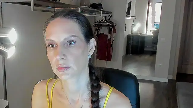 Snapshot of Mila_Anders chatting on April 20, 2026, 5:10 am Mila Anders online show from April 20, 2026, 5:10 am