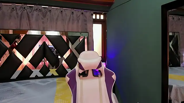 Linda4Petite online show from December 24, 2024, 1:39 pm