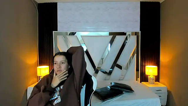 Linda4Petite online show from October 26, 2025, 1:06 pm