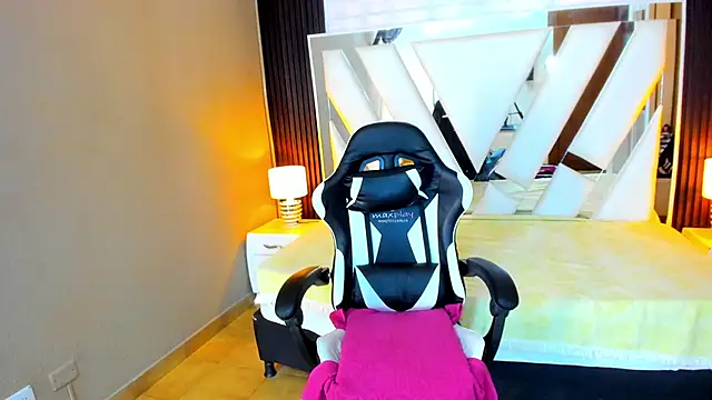 Linda4Petite online show from November 22, 2025, 6:18 pm