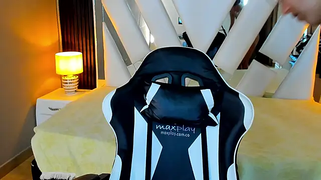 Linda4Petite online show from November 30, 2025, 1:26 pm