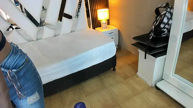 Linda4Petite online show from December 15, 2025, 6:01 pm