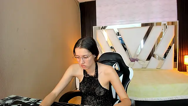 Linda4Petite online show from March 9, 2026, 6:34 pm