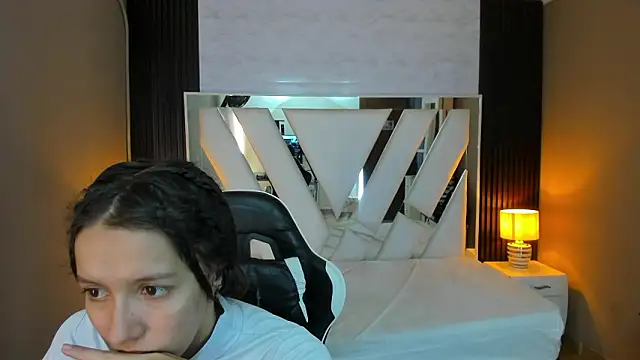 Linda4Petite online show from March 29, 2026, 1:33 pm