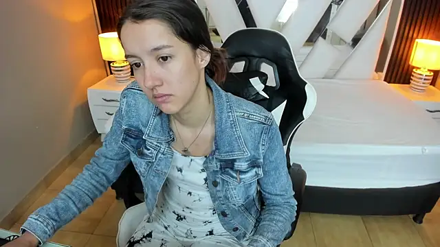 Snapshot of Linda4Petite chatting on July 19, 2026, 1:15 pm Linda4Petite online show from July 19, 2026, 1:15 pm