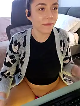 Ellie-L-Elizabeth online show from February 6, 2025, 4:14 pm